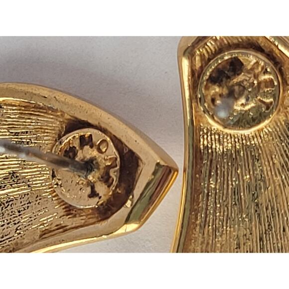 Vintage Monet Pierced Earrings Chevron Shape Cream Gold - Picture 5 of 5